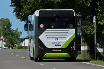 RG 3028, Heckansicht des Karsan Atak eBus von Sales Lentz, in der neuen Farbgebung, am Eingang von Erpeldange - Wiltz. 17.07.2022