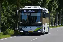 RG 3028, Karsan Atak eBus von Sales Lentz, in der neuen Farbgebung, am Eingang von Erpeldange - Wiltz. 17.07.2022