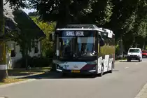 WE 3217, Karsan Atak eBus von Emile Weber, in der neuen Farbgebung, auf Sonderfahrt am Eingang von Erpeldange - Wiltz. 17.07.2022