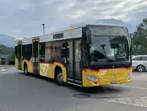 MB C2 hybrid '11682'  BE 653 384  der PostAuto Regie Aeschi, der in der zwischenzeit neue Dachwernungen erhalten hat am 21.7.22 beim Bahnhof Spiez.