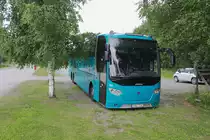 In Nähe der Bahnstation Storumann steht ein Scania OmniExpress am 28. Juni 2022.