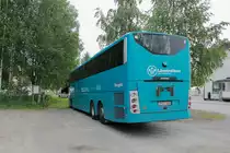 Heckansicht eines Scania OmniExpress am 28. Juni 2022 nahe der Bahnstation Storuman.