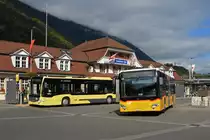 Am 08.10.2021 verlässt der Mercedes Citaro der Post, auf der Linie 103, die Haltestelle beim Bahnhof Interlaken Ost. Im Hintergrund steht der Mercedes Citaro 702 der STI an der Endstation am Bahnhof Interlaken Ost.