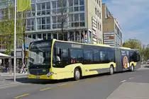 Mercedes Citaro 705, auf der Linie 21, verlässt die Haltestelle beim Bahnhof Thun. Die Aufnahme stammt vom 21.04.2022.