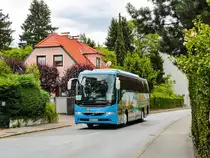 <p> <strong>Graz. Im Jahr 2020, zum Anfang der Covid-19 Pandemie, wurde das Busunternehmen Burgenland gegründet. Seit dem fährt das Unternehmen, welches als <I>Südburgenlandbus</I> oder <I>Burgenland mobilität</I> auftretet, täglich einige Kurse als Linie B1 und B2 zwischen Graz und dem Burgenland. Anfangs mit Mercedes Sprintern unterwegs, verzeichnete das Unternehmen aus Güssing im Jahr 2021 einen enormen Wachstum, weshalb man größere Kapazitäten gebraucht hat. Im Spätsommer 2021, kaufte das Unternehmen einen Mercedes Tourismo. 2022 wollte man endgültig größere Geschützte ausfahren: Setra S415 UL, Setra S417 UL business, Setra S18 LE business sowie einige Volvo 9900 und Volvo NEW 9900.<br />
Am 21.08.2022 konnte ich diesen Volvo 9900 4x2 als Linie B1 von Moschendorf / Güssing in Fahrtrichtung Graz St. Leonhard in der Münzgrabenstraße fotografieren.</p> </strong>