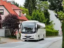 <p> <strong>Graz. Im Jahr 2020, zum Anfang der Covid-19 Pandemie, wurde das Busunternehmen Burgenland gegründet. Seit dem fährt das Unternehmen, welches als <I>Südburgenlandbus</I> oder <I>Burgenland mobilität</I> auftretet, täglich einige Kurse als Linie B1 und B2 zwischen Graz und dem Burgenland. Anfangs mit Mercedes Sprintern unterwegs, verzeichnete das Unternehmen aus Güssing im Jahr 2021 einen enormen Wachstum, weshalb man größere Kapazitäten gebraucht hat. Im Spätsommer 2021, kaufte das Unternehmen einen Mercedes Tourismo. 2022 wollte man endgültig größere Geschützte ausfahren: Setra S415 UL, Setra S417 UL business, Setra S18 LE business sowie einige Volvo 9900 und Volvo NEW 9900.<br />
Am 21.08.2022 konnte ich diesen Volvo 9900 4x2 als Linie B2 von Oberschützen / Oberwart in Fahrtrichtung Graz St. Leonhard in der Münzgrabenstraße fotografieren. </p> </strong>