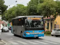 <p> <strong> Graz. Der <I>Wieselbus</I> ist ein Regionalbusunternehmen aus dem Verkehrsverbund Ostregion (Raum Wien, Burgenland). Das Unternehmen besaß bis vor mehreren Jahren hauptsächlich Setra S415 UL: Mittlerweile wurden einige Busse verkauft, welche man teilweise in ganz Österreich verstreut wieder findet.<br />
Neben dem Unternehmen <I>Watzke</I> (heute als <I>Dr. Richard Steiermark</I>) schlug auch das Busunternehmen <I>Verkehrsbetriebe Burgenland</I> zu.<br />
Der ehemalige Wieselbus ist hier als Linie B1 von Graz nach Moschendorf in der Münzgrabenstraße zu sehen.</p> </strong>