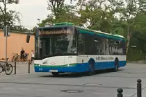 Solaris Urbino von Ettenhuber (M-E 2297) auf Betriebsfahrt in Haar S-Bahnhof. Aufgenommen 5.8.2022.