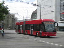 Bernmobil Nr. 24 (lighTram 19DC) am 23.6.2022 kurz vor dem Bhf. Bern