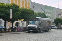 Mercedes-Benz Sprinter von Vorderobermeier (MÜ-JV 21) als Stadtbus Mühldorf Linie 1 an der Haltestelle Mühldorf am Inn Stadtplatz. Aufgenommen 8.8.2022.