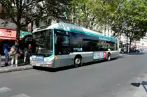 Paris - Gare de l'Est - 27. August 2022: Lion's City Hybrid Nr 4072 wartet auf seinen nächsten Einsatz auf der Linie 32.