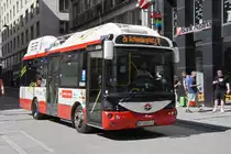 Rampini Elektrobus 8306, auf der Linie 2A, verlässt die Haltestelle beim Stephansplatz. Die Aufnahme stammt vom 29.08.2022.