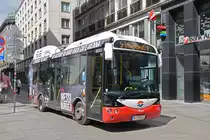 Rampini Elektrobus 8303, auf der Linie 2A, verlässt die Haltestelle beim Stephansplatz. Die Aufnahme stammt vom 03.09.2022.