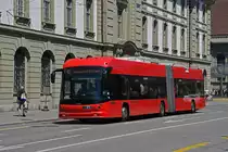 Hess Trolleybus 25, auf der Linie 12, überquert den Bubenbergplatz. Die Aufnahme stammt vom 08.07.2022.