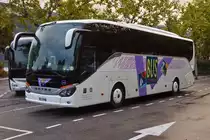 Setra 515 HD, gesehen auf einem Parkplatz in Annecy (F) am See. 09.2022