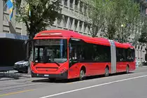 Volvo Hybridbus 880, auf der Linie 10, fährt durch die Bundesgasse. Die Aufnahme stammt vom 08.07.2022.
