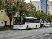 Graz. Der Postbus BD 14368, ein Postbus aus dem Verkehrsverbund Ostregion, ist hier am 27.09.2022 als Linie 600 am Karlauplatz zu sehen.