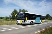 Belgien / Niederlande / Bus Zeeland: VDL Citea SLE 120 von De Lijn (Wagen 2166), aufgenommen im August 2022 in der Nähe von Schoondijke (Gemeinde Sluis).