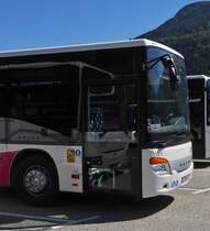 Detailfoto: Setra S 415LE, mit extra breiter Vordertür, wahrscheinlich wegen der Nähe von einem Wintersportgebiet. gesehen auf dem Busparkplatz am Bahnhof von Bourg-St.-Maurice. 09.2022