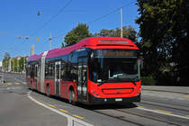 Volvo Hybridbus 886, auf der Linie 10, fährt zur Haltestelle Zytglogge. Die Aufnahme stammt vom 04.10.2022.