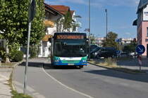 MAN Lion's City (IN-DB 1611) als Linie 975 in Wolfratshausen, Bahnhofstraße. Aufgenommen 25.8.2022.
