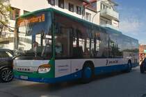 Setra S 400er-Serie von Geldhauser (M-W 9716) als Linie X970 in Wolfratshausen, Bahnhofstraße. Aufgenommen 25.8.2022.