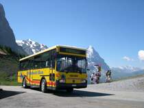 Am 14.07.2005 ist ein etwas lteres Exemplar der Firma  Grindelwaldbus  in 1962m Hhe auf der Groen Scheidegg angekommen. Hierhin gelangt man nur in den Sommermonaten und nur mit dem Bus. Fr den Individualverkehr ist die Strae von Grindelwald ber die Groe Scheidegg nach Rosenlaui und Meiringen gesperrt. Bei viel Andrang werden die Buskurse mit mehreren Fahrzeugen gefahren. In unserem Fall waren es genau 4! Fr die Fahrt auf dieser Linie ist ein besonderer fahrschein erforderlich, ein so genanntes  Alpine-Ticket .