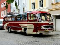 Oldtimerbus MB-O321H, erwartet am Kirchenplatz in RIED, eine gebuchte Ausflugstruppe; 220821
