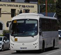 Irisbus Midway fhrt nahe dem Bahnhof von Bourg St.-Maurice an mir vorbei. 09.2022