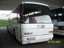 Unbekannter Neoplan Reisebus in Ludwigshafen. Ich tippe jedoch auf einen lteren Neoplan Skyliner.