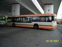 Seitenansicht eines MAN NL 202. Der Bus steht am Ludwigshafener HBF.