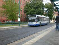 Mercedes-Benz O 405 N (Niederflur-Stadtversion) auf der Linie 606 nach Alt-Golm an der Haltestelle Luisenplatz S�d/Park Sanssouci.