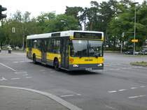Mercedes-Benz O 405 N (Niederflur-Stadtversion) auf der Linie 115 nach D�ppel-S�d Neuruppiner Stra�e am U-Bahnhof Oskar-Helene-Heim.