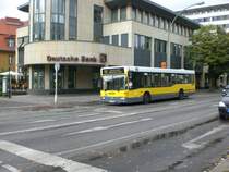Mercedes-Benz O 405 N (Niederflur-Stadtversion) auf der Linie 112 nach Marienfelde Nahmitzer Damm an der Haltestelle Zehlendorf Eiche.