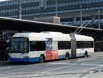 VBL - Gelenktrolleybus Hess BGT-N2C  NR.208 bei der Haltestelle vor dem Bahnhof in der Stadt Luzern am 15.02.2009