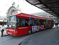 VBL - Gelenktrolleybus Hess BGT-N2C  NR.210 mit Werbung bei der Haltestelle vor dem Bahnhof in der Stadt Luzern am 15.02.2009