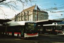 Einer der neuesten und einer der �ltesten noch im Einsatz stehenden Busse in St. Gallen: VBSG St. Gallen Nr. 174 Hess/Hess Gelenktrolleybus und Nr. 219/SG 141'219 Saurer/Hess SH am 17. Januar 2009 St. Gallen, Bahnhof
