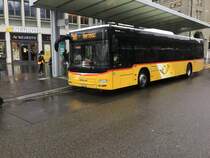 14.12.2022 kurz nach 10 Uhr: Ein Postauto der Marke MAN (Lion's City 3. Generation Facelift) fährt ab St. Gallen HB als Linie 180 nach Herisau.