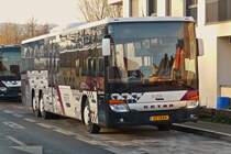 VS 1544, Setra S 418 LE von Voyages Simon, stand beim Bahnhof in Ettelbrck abgestellt. 12.2022