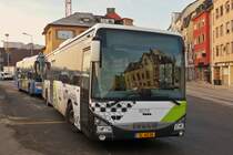 SL 4038, Iveco Crossway von Sales Lentz, stand beim Bahnhof in Ettelbrück. 12.2022