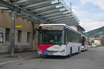 Iveco-Irisbus Crossway von Postbus (BD-16311) als Linie 580 an der Haltestelle Schwarzach-St. Veit Bahnhof. Aufgenommen 1.9.2022.