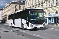 Iveco-Irisbus Evadys (S-570VT) als Linie 180 in Salzburg, Mirabellplatz. Aufgenommen 21.9.2022.