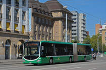 Mercedes Citaro 7004, auf der Linie 36, verlässt die Haltestelle am badischen Bahnhof. Die Aufnahme stammt vom 25.08.2022.