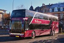 EW 1515 Setra S 431 DT, von Emile Weber stand auf dem Busparkplatz in der Stadt Luxemburg. 12.2022
