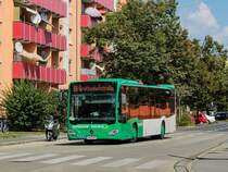 Graz. Bei praller Sonne und starker Sommerhitze am 26.08.2022, verkehrte der Postbus 15814 auf der Linie 66 zwischen SZ St. Peter, Don Bosco und Grottenhof. Den Wagen konnte ich beim Einbiegen in die Neuholdaugasse bei der Seifenfabrik fotografieren.