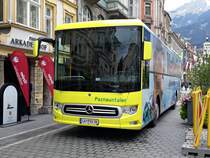 Mercedes-Benz Intouro von Paznauntaler (LA-PVU19) als Wahlkampfbus in Innsbruck, Maria-Theresien-Straße. Aufgenommen 25.9.2022.