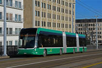 Hess Elektro Doppelgelnkbus 9104 überquert am 20.12.2022 mit der Fahrschule die Dreirosenbrücke.