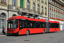Volvo Hybridbus 233, auf der Linie 8A, bedient am 04.10.2022 die Haltestelle auf dem Bundesplatz.