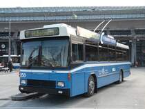 VBL - NAW-Hess Trolleybus Nr.258 bei der Haltestelle vor dem Bahnhof in der Stadt Luzern am 15.02.2009
