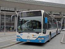 Mercedes Citaro 147, auf der Linie 24, wartet am 04.05.2010 an der Haltestelle beim Bahnhof Luzern.